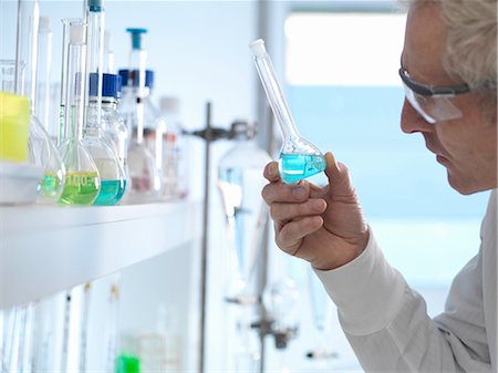 simsearch:614-07652261,k - Chemist preparing chemical formula for testing in laboratory Foto de stock - Sin royalties Premium, Código: 649-08479878