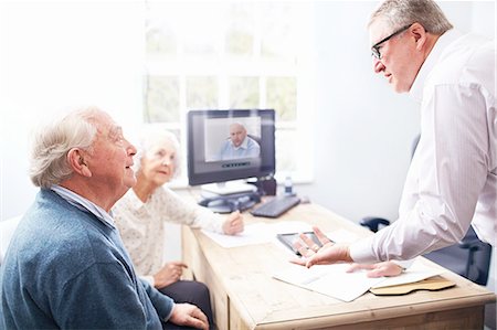 senior office - Business man in office having discussion with senior couple Photographie de stock - Premium Libres de Droits, Code: 649-08479980