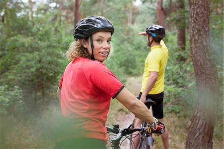 simsearch:614-08270510,k - Mountain biking couple biking on forest trail Photographie de stock - Premium Libres de Droits, Code: 649-08480028