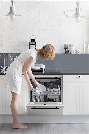 Woman loading dishes into dishwasher Photographie de stock - Premium Libres de Droits, Code: 649-08480047