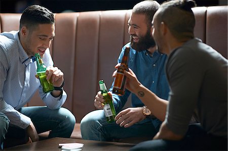 simsearch:649-08306631,k - Three male friends chatting and drinking in traditional UK pub Foto de stock - Sin royalties Premium, Código: 649-08480177