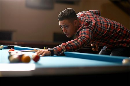 pool people - Man playing pool in club Foto de stock - Sin royalties Premium, Código: 649-08480183