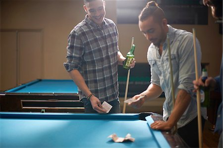 Men making bets at pool table Fotografie stock - Premium Royalty-Free, Codice: 649-08480204