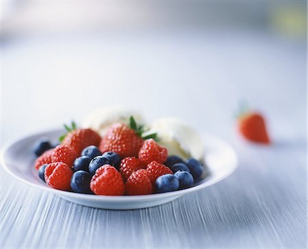 simsearch:649-07119020,k - Raspberries, strawberries, blueberries and ice cream in bowl Photographie de stock - Premium Libres de Droits, Code: 649-08480211