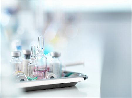 science - Variety of drugs and syringe on tray Photographie de stock - Premium Libres de Droits, Code: 649-08480221