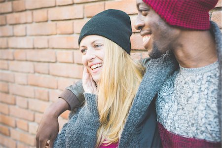 Couple enjoying quiet moment against brick wall Photographie de stock - Premium Libres de Droits, Code: 649-08480258