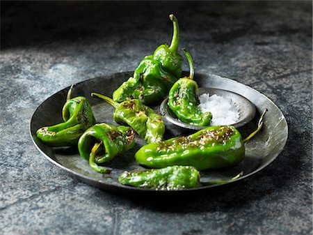 simsearch:649-08180659,k - Green padron peppers in metal dish with bowl of sea salt Foto de stock - Royalty Free Premium, Número: 649-08480315