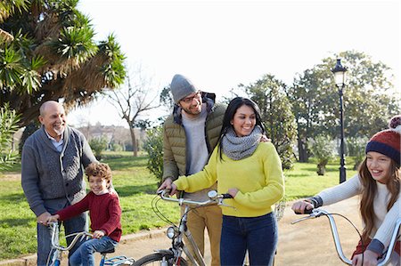 Multi generation family in park on with bicycles Foto de stock - Sin royalties Premium, Código: 649-08544322