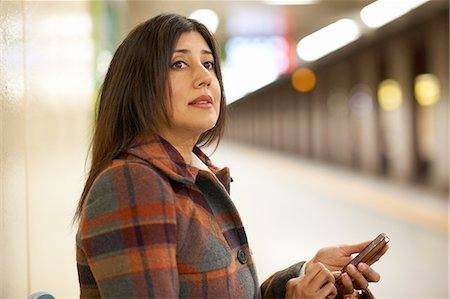 simsearch:614-08544994,k - Mature businesswoman at city subway station using smartphone, Tokyo, Japan Foto de stock - Sin royalties Premium, Código: 649-08548061