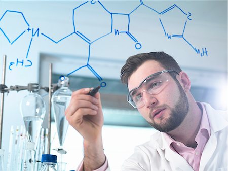 Scientist illustrating antibiotic chemical formula in laboratory for pharmaceutical research Photographie de stock - Premium Libres de Droits, Code: 649-08548133