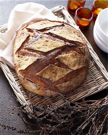 simsearch:614-09258925,k - Overhead view of sourdough bread on wicker tray Photographie de stock - Premium Libres de Droits, Code: 649-08548168