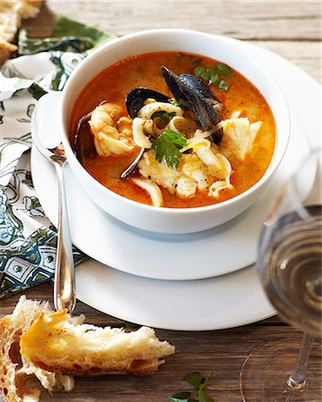 simsearch:649-08328669,k - Bowl of bouillabaisse with crusty bread Fotografie stock - Premium Royalty-Free, Codice: 649-08548163