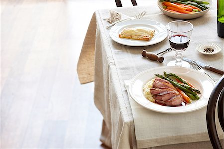 simsearch:614-08878295,k - Table meal with plates of duck breast, carrots, asparagus and mashed potato, and apple tart Foto de stock - Sin royalties Premium, Código: 649-08548176