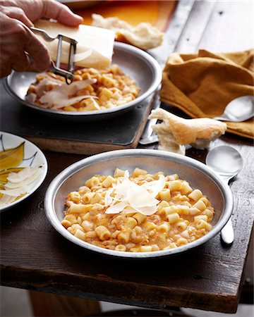 simsearch:649-08422922,k - Male hands preparing bowls of pasta e fagioli at table Stock Photo - Premium Royalty-Free, Code: 649-08548187