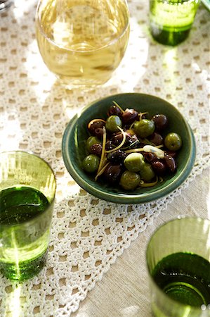 simsearch:649-07239249,k - Overhead view of warmed olives in bowl with white wine and water Photographie de stock - Premium Libres de Droits, Code: 649-08548180