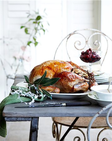 simsearch:649-08548207,k - Roast chestnut turkey on patio christmas table Photographie de stock - Premium Libres de Droits, Code: 649-08548204