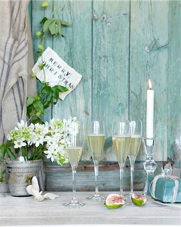 Champagne with xmas gift and lit candle on patio Foto de stock - Sin royalties Premium, Código: 649-08548207