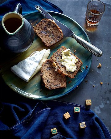 simsearch:824-07586405,k - Overhead view of date and walnut loaf slice with fresh brie Fotografie stock - Premium Royalty-Free, Codice: 649-08548200