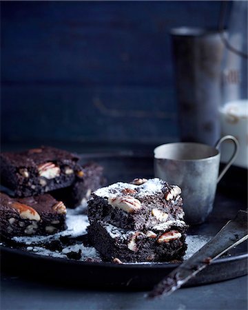 pacana - Rustic tray with sliced pecan brownies Foto de stock - Sin royalties Premium, Código: 649-08548202