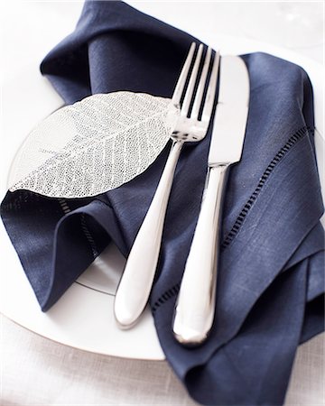 simsearch:640-02773714,k - High angle view of knife fork and napkin on place setting Fotografie stock - Premium Royalty-Free, Codice: 649-08548251