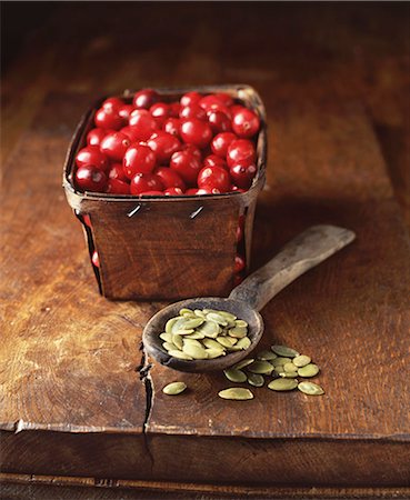 simsearch:649-07436468,k - Punnet of cranberries with pumpkin seeds on wooden spoon Photographie de stock - Premium Libres de Droits, Code: 649-08548288