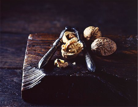 simsearch:649-07436468,k - Close up of walnuts and nut cracker on wooden cutting board Photographie de stock - Premium Libres de Droits, Code: 649-08548296