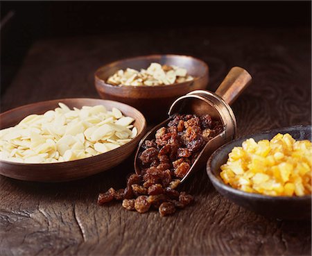 simsearch:649-07436468,k - Chopped hazelnuts, raisins and dried orange in bowls Photographie de stock - Premium Libres de Droits, Code: 649-08548290