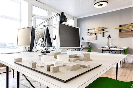 Architectural model on desk in office Foto de stock - Sin royalties Premium, Código: 649-08548430