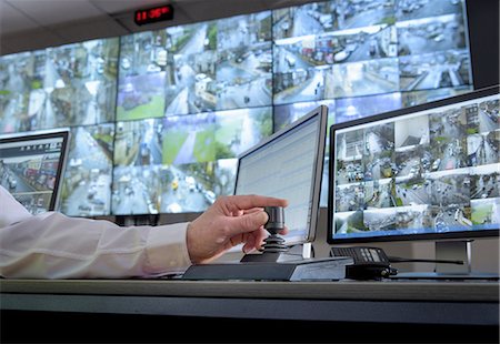 sicherheitsvorkehrung - Detail of hand on camera control joystick in control room with video wall Stockbilder - Premium RF Lizenzfrei, Bildnummer: 649-08548563