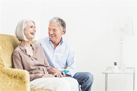 simsearch:614-08578606,k - Senior couple relaxing at home, smiling Stockbilder - Premium RF Lizenzfrei, Bildnummer: 649-08548678