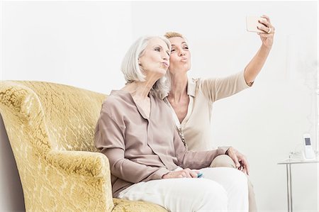 pucker - Adult mother and daughter, taking self portrait using smartphone Foto de stock - Sin royalties Premium, Código: 649-08548681