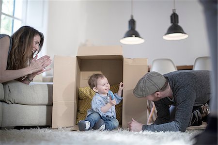 Parents playing with baby boy and cardboard box Stockbilder - Premium RF Lizenzfrei, Bildnummer: 649-08548833