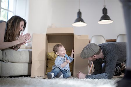 simsearch:649-08661252,k - Parents playing with baby boy and cardboard box Foto de stock - Royalty Free Premium, Número: 649-08548833