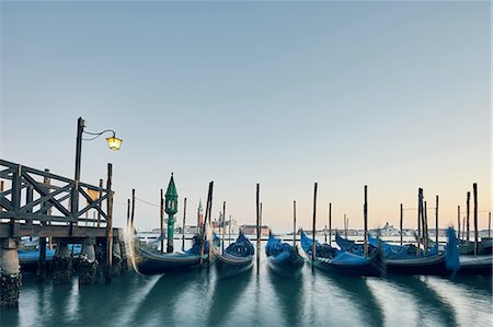 simsearch:640-06050287,k - Rows of moored gondolas on waterfront at dusk, Venice, Italy Stockbilder - Premium RF Lizenzfrei, Bildnummer: 649-08548869