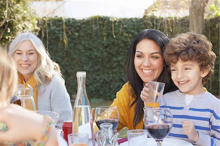 decantador - Multi generation family dining outdoors, smiling Foto de stock - Sin royalties Premium, Código: 649-08548971