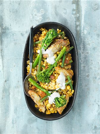 Harissa chicken and tender stem broccoli curry, lentils, chick peas Photographie de stock - Premium Libres de Droits, Code: 649-08549044
