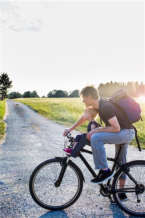 simsearch:649-08543166,k - Father and baby daughter riding bike together Photographie de stock - Premium Libres de Droits, Code: 649-08543164