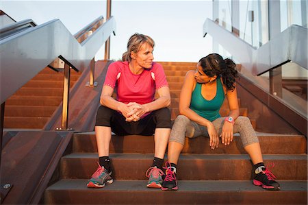 simsearch:649-08543352,k - Two women taking a break from training on stairway Foto de stock - Sin royalties Premium, Código: 649-08543356