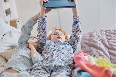 simsearch:649-08543578,k - Children in pyjamas using digital tablet in bed Foto de stock - Sin royalties Premium, Código: 649-08543557