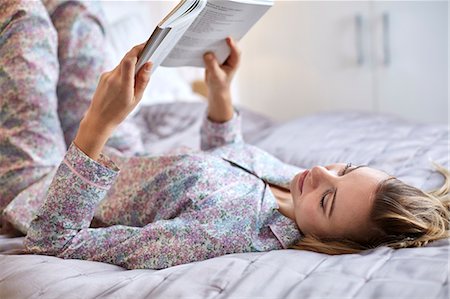 simsearch:614-06442610,k - Woman in pyjamas reading book in bed Stockbilder - Premium RF Lizenzfrei, Bildnummer: 649-08543565