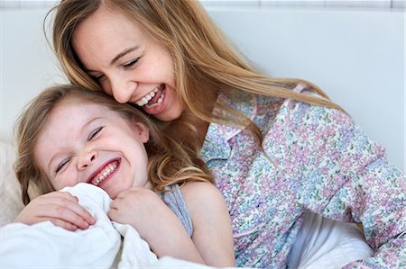 simsearch:649-08543567,k - Mother and daughter laughing in bed Foto de stock - Royalty Free Premium, Número: 649-08543573