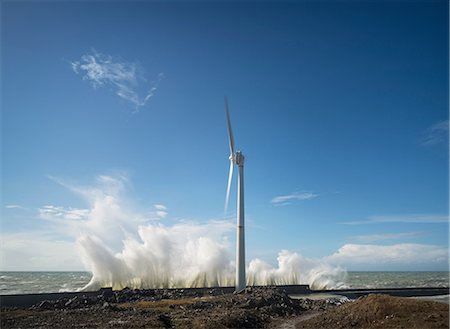 Wind turbines amidst storm waves at coast, Boulogne-sur-Mer, Nord-pas-de-Calais, France Photographie de stock - Premium Libres de Droits, Code: 649-08543634