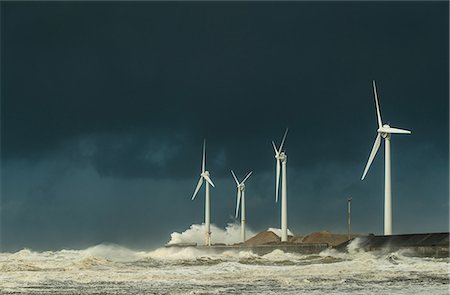 Four wind turbines amidst fierce storm waves and clouds at coast, Boulogne-sur-Mer, Nord-pas-de-Calais, France Foto de stock - Sin royalties Premium, Código: 649-08543633
