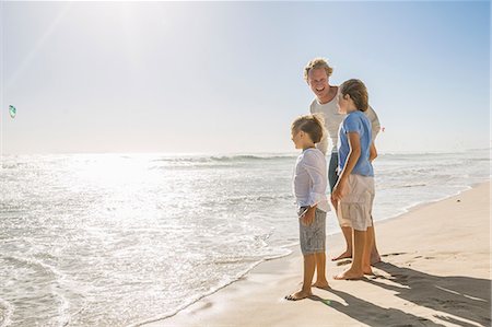 simsearch:6128-08738251,k - Full length side view of father and sons on beach looking away at ocean Foto de stock - Sin royalties Premium, Código: 649-08543807