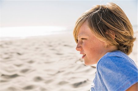 simsearch:649-08543789,k - Side view of boy on beach looking away Photographie de stock - Premium Libres de Droits, Code: 649-08543808