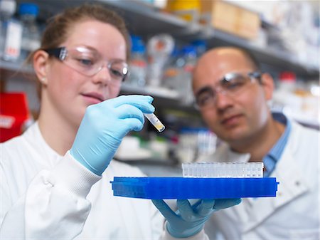 Scientists preparing to analyse samples from clinical trial, Jenner Institute, Oxford University Foto de stock - Sin royalties Premium, Código: 649-08543829