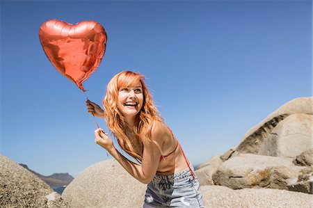 simsearch:649-08543928,k - Young woman on beach, holding heart shaped balloon Stockbilder - Premium RF Lizenzfrei, Bildnummer: 649-08543907
