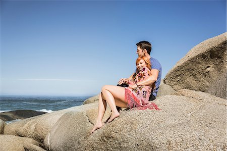 simsearch:649-08543922,k - Couple sitting together on rocks, looking at ocean Stockbilder - Premium RF Lizenzfrei, Bildnummer: 649-08543911