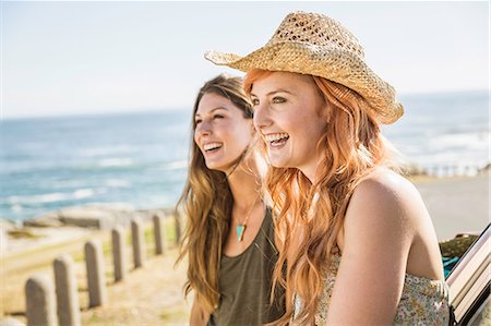 Two mid adult female friends looking out from coast road, Cape Town, South Africa Photographie de stock - Premium Libres de Droits, Code: 649-08543953