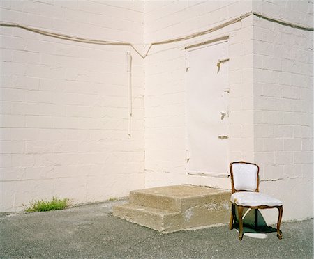 simsearch:6102-03904980,k - Empty chair outside closed door of building Photographie de stock - Premium Libres de Droits, Code: 649-08564012